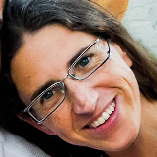 במבחן התוצאה אין מאושרים מאיתנו. הבית הוא לא מבנה שעברנו אליו והתאמנו את עצמנו אלא בית שמתאים למידותנו ומשקף אותנו.